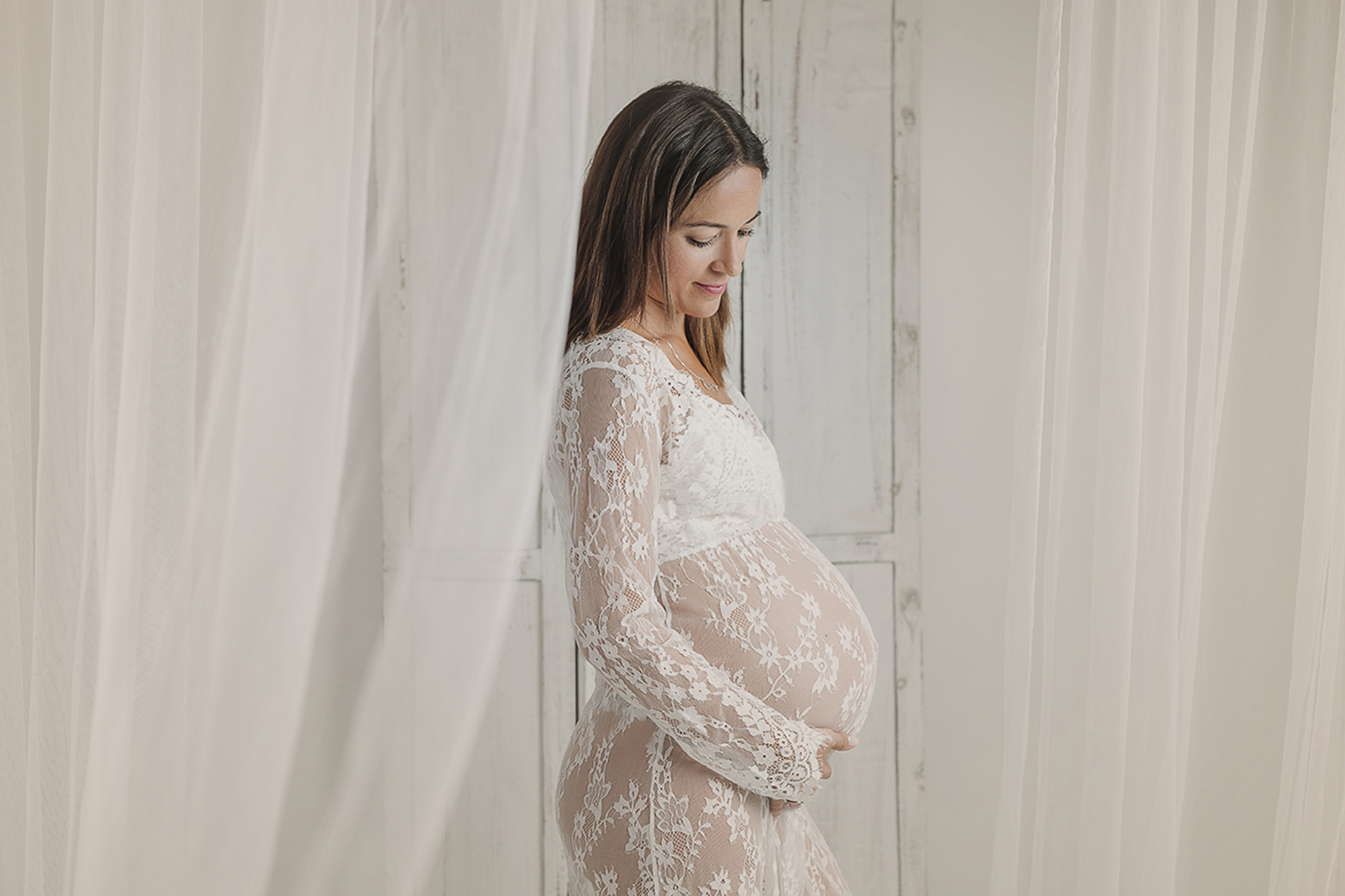 larga espera, embarazo de 9 meses, sesión de embarazo es estudio en zaragoza, sesión de embarazo en exterior en zaragoza, foto de embarazo de familia
