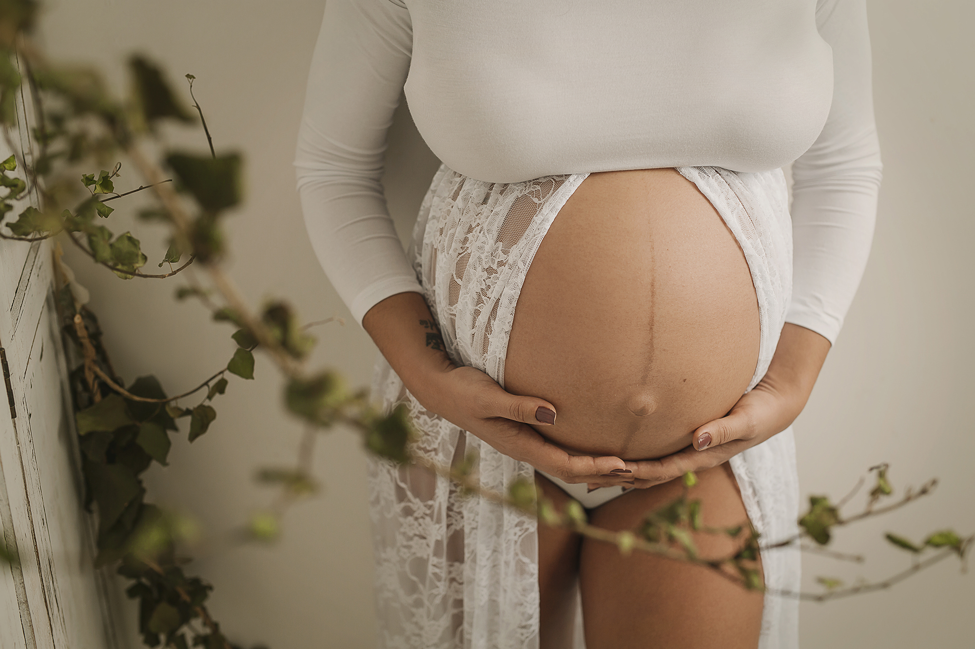 arga espera, embarazo de 9 meses, sesión de embarazo es estudio en zaragoza, sesión de embarazo en exterior en zaragoza, foto de embarazo de familia
