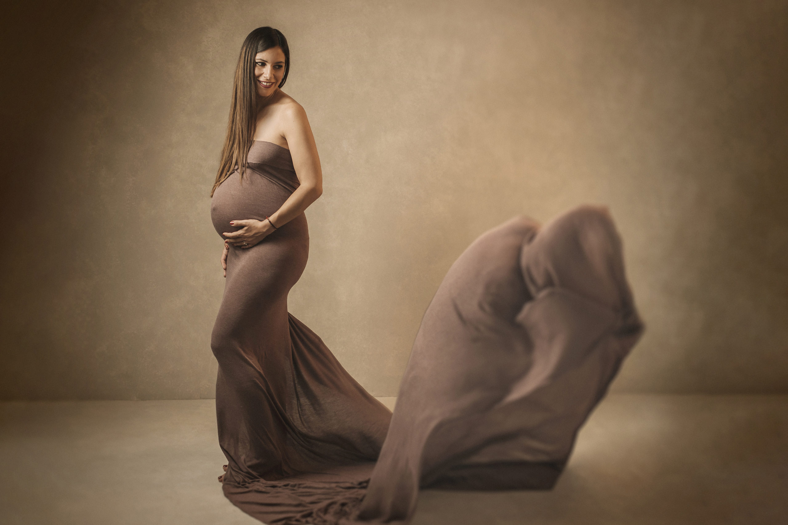 larga espera, embarazo de 9 meses, sesión de embarazo es estudio en zaragoza, sesión de embarazo en exterior en zaragoza, foto de embarazo de familia